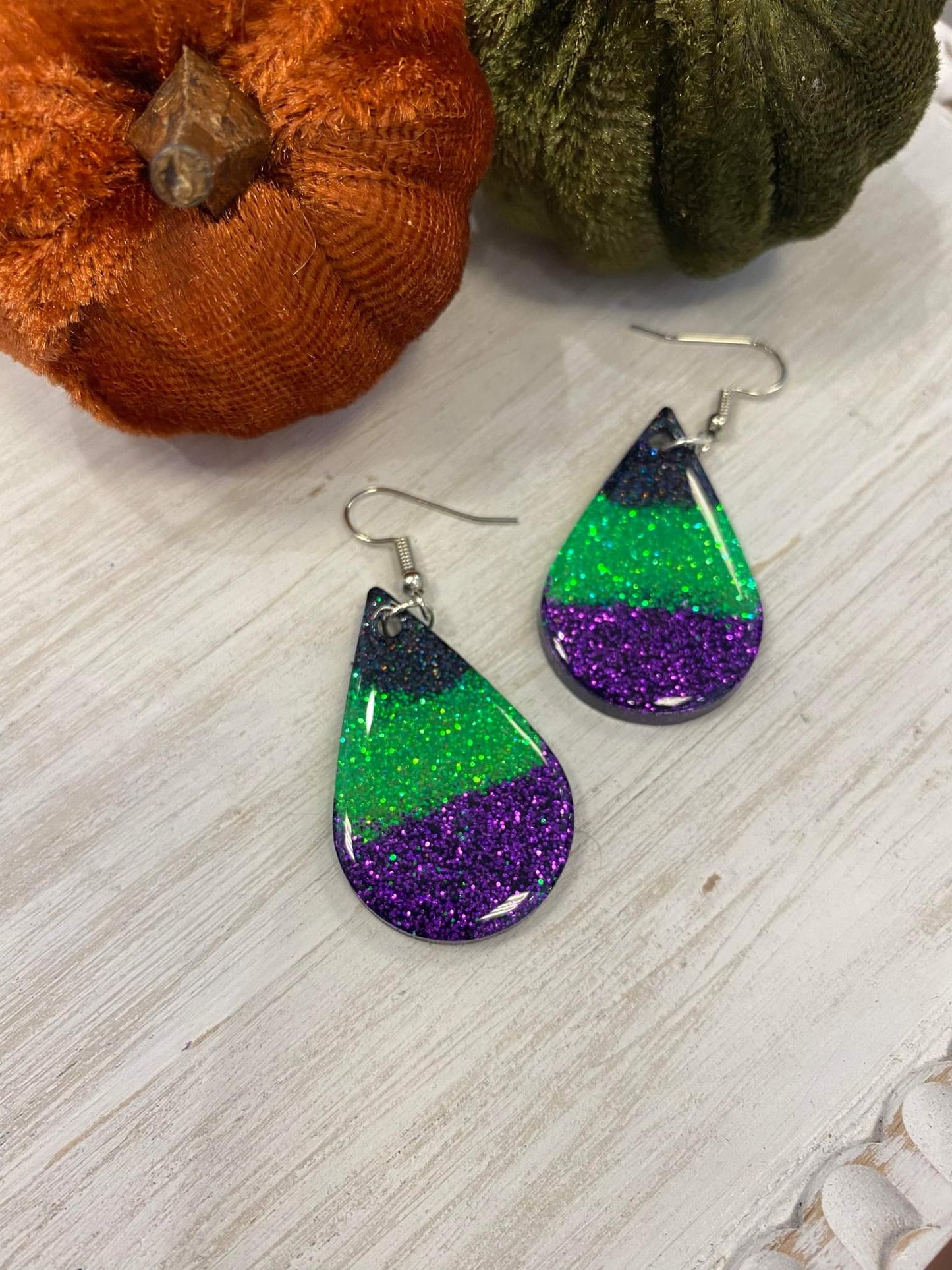 Teardrop / Handmade resin and glitter earrings