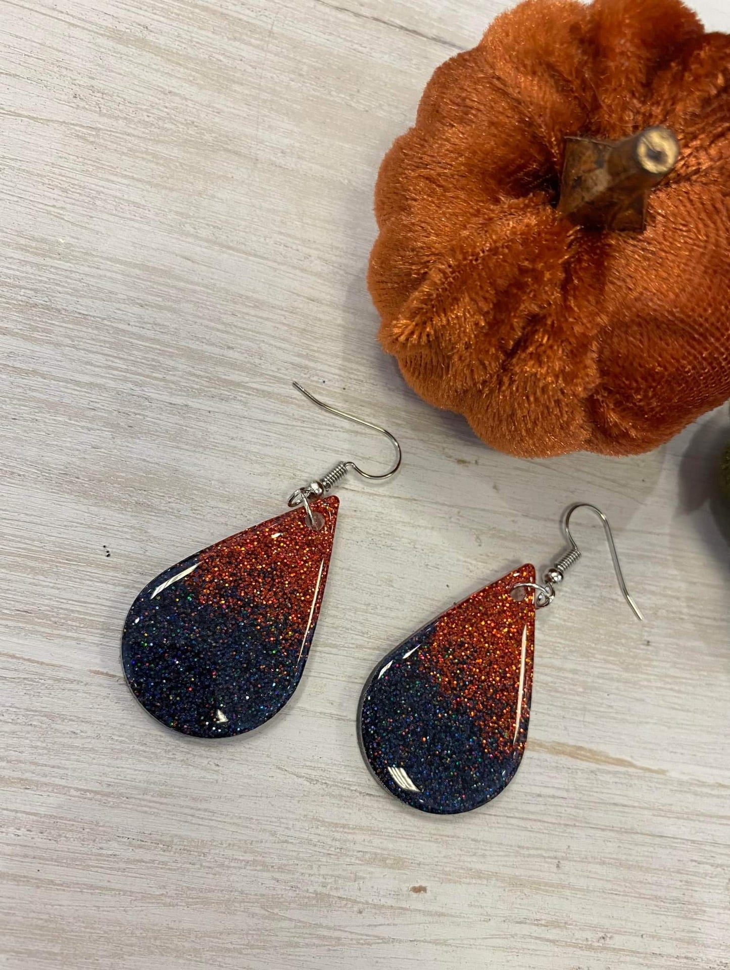 Teardrop / Handmade resin and glitter earrings
