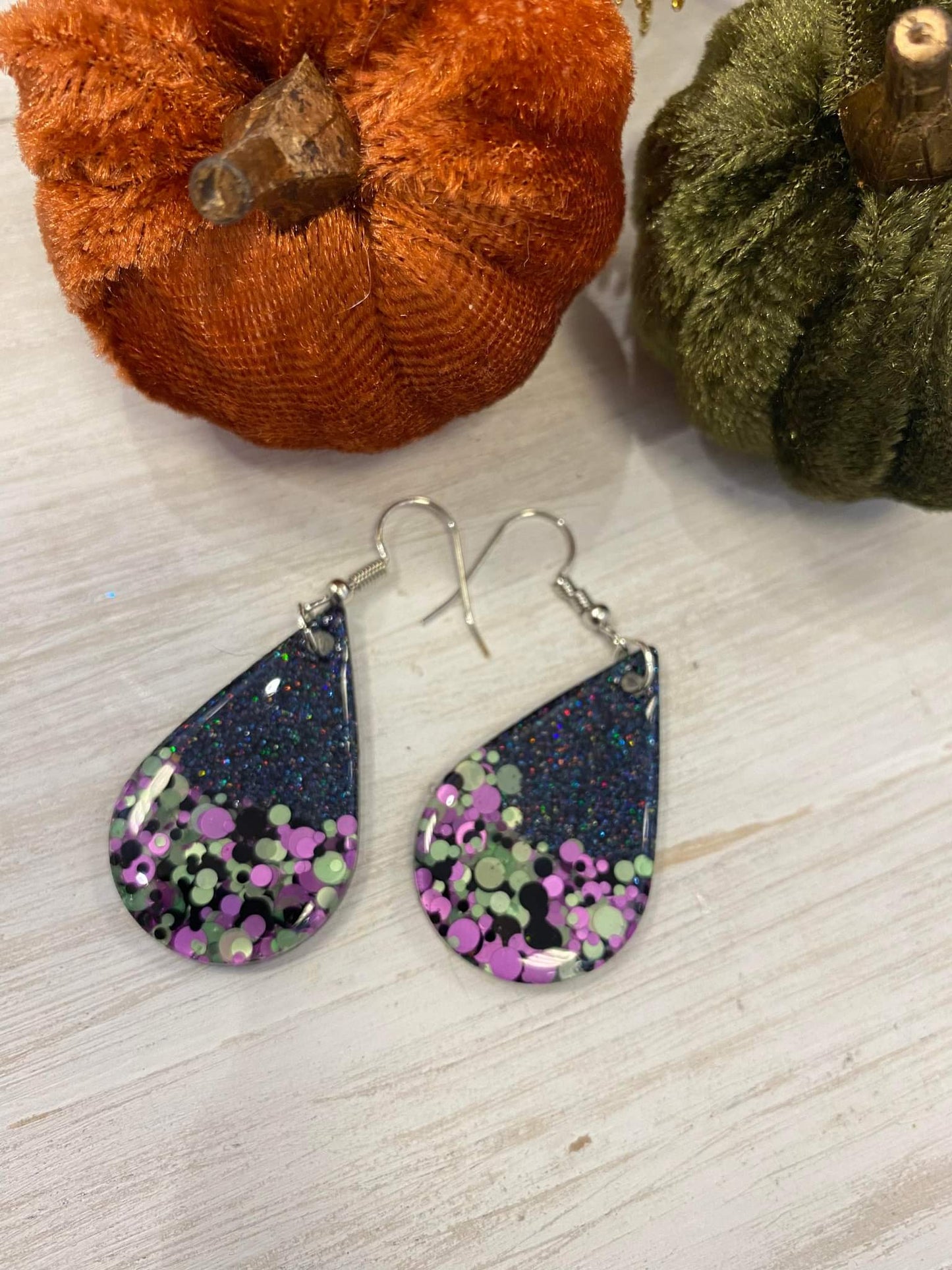 Teardrop / Handmade resin and glitter earrings