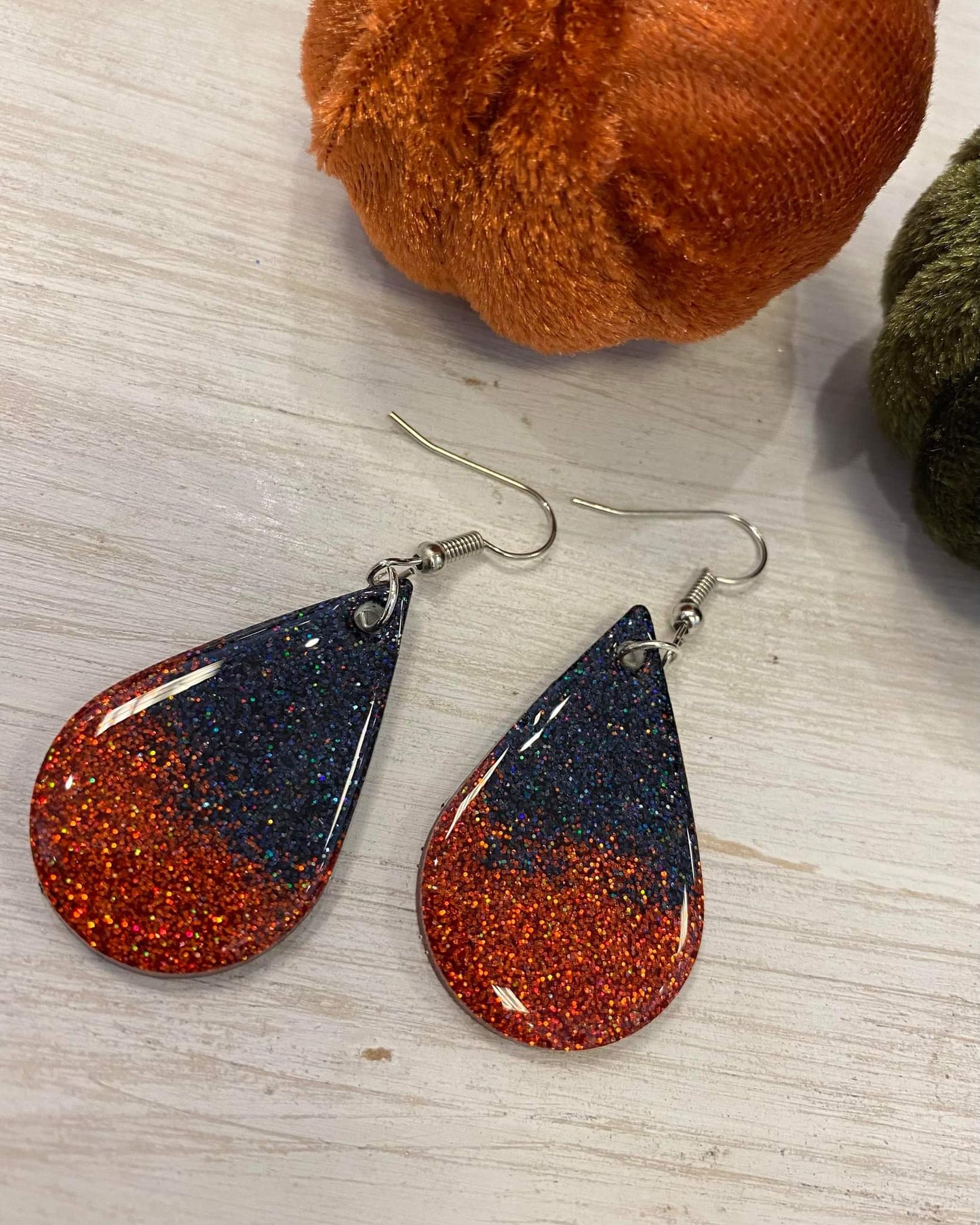 Teardrop / Handmade resin and glitter earrings