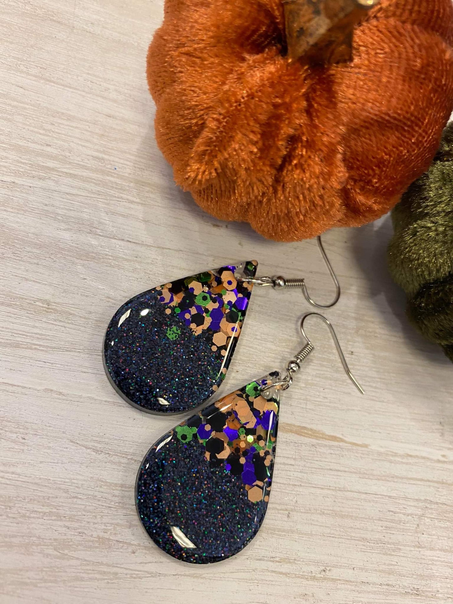 Teardrop / Handmade resin and glitter earrings
