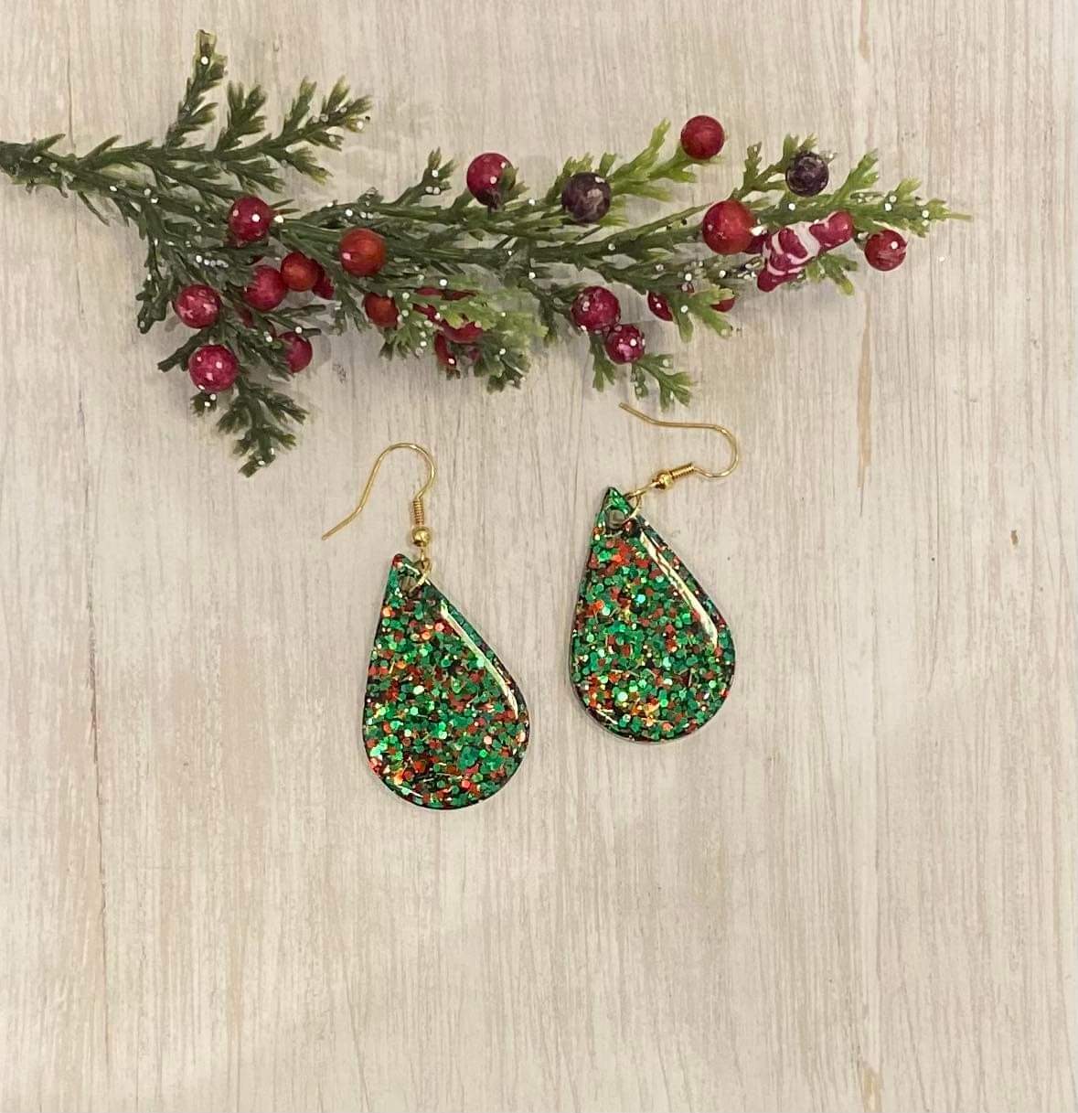 Teardrop / Handmade resin and glitter earrings