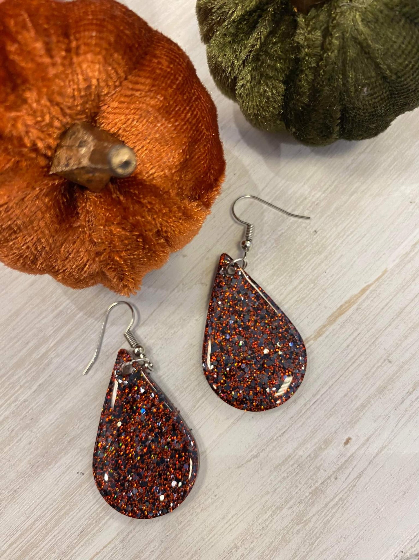 Teardrop / Handmade resin and glitter earrings